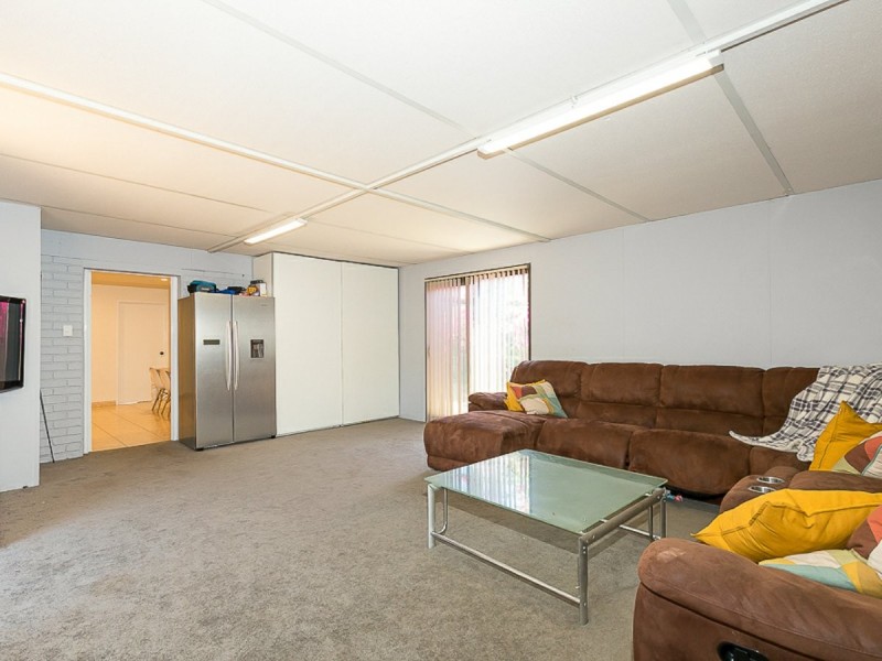 13 Perriam close, Parmelia WA 6167