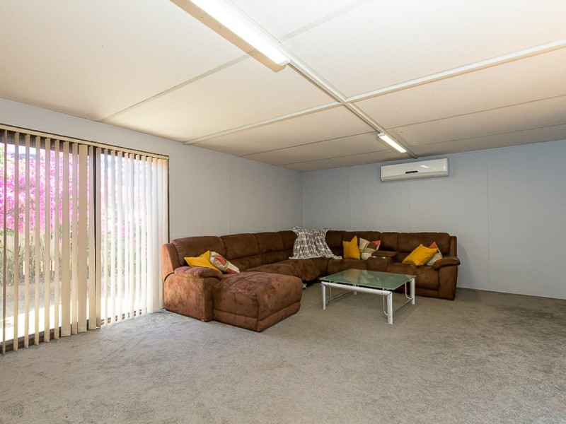 13 Perriam close, Parmelia WA 6167