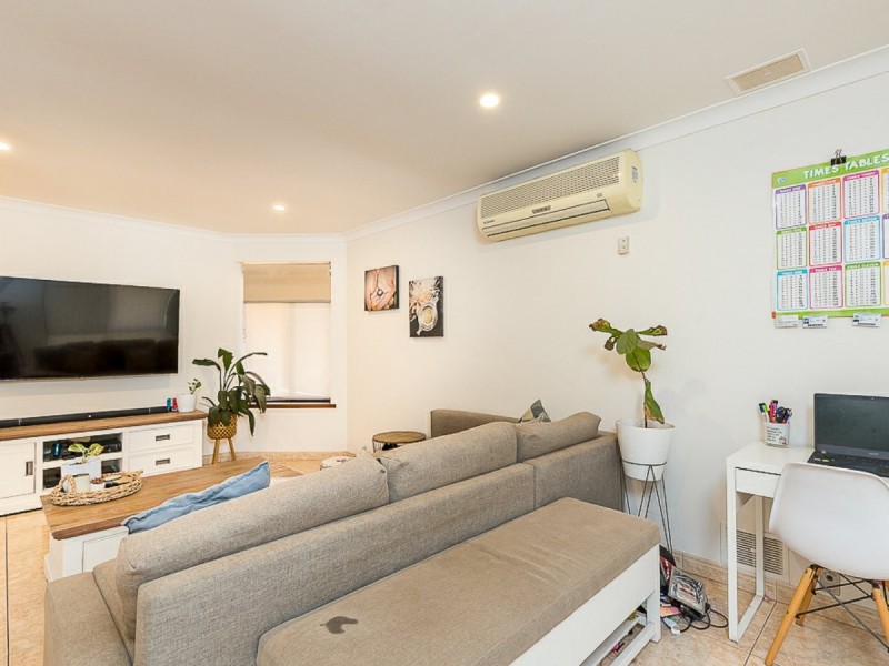 13 Perriam close, Parmelia WA 6167