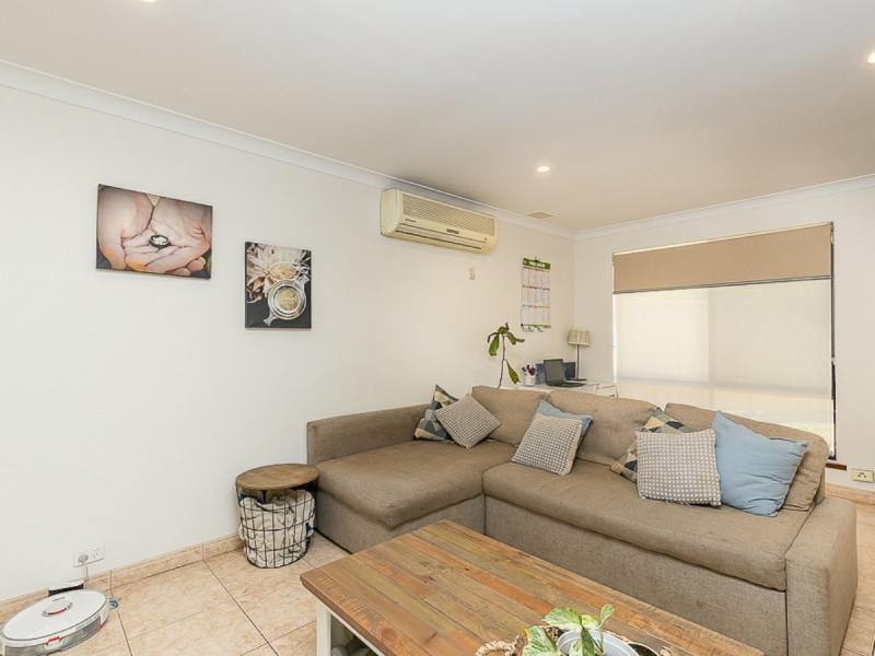 13 Perriam close, Parmelia WA 6167