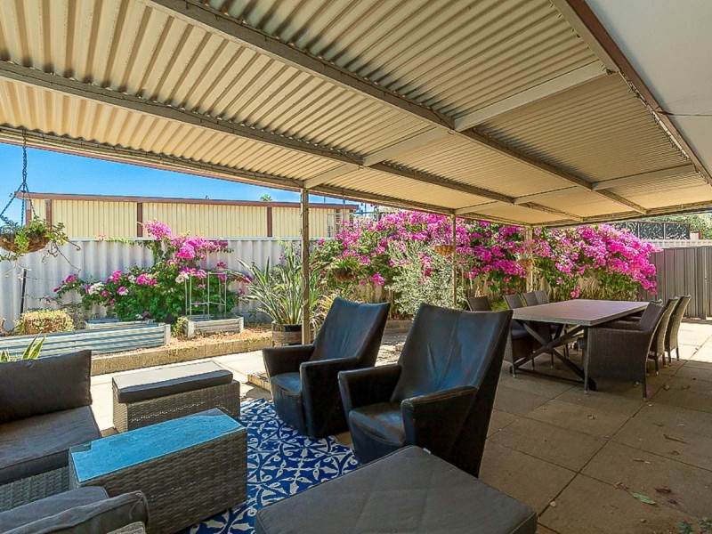 13 Perriam close, Parmelia WA 6167