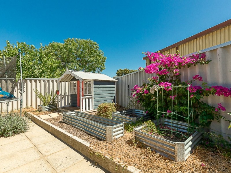13 Perriam close, Parmelia WA 6167
