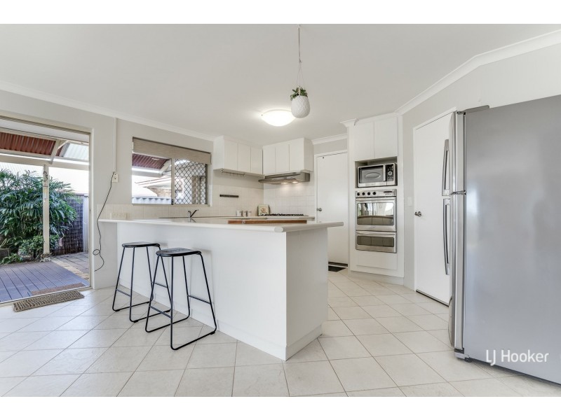 6 Holyrood Close, Orelia WA 6167