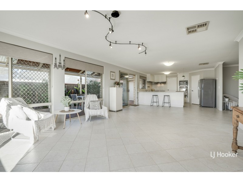 6 Holyrood Close, Orelia WA 6167