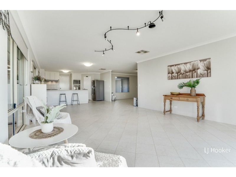 6 Holyrood Close, Orelia WA 6167
