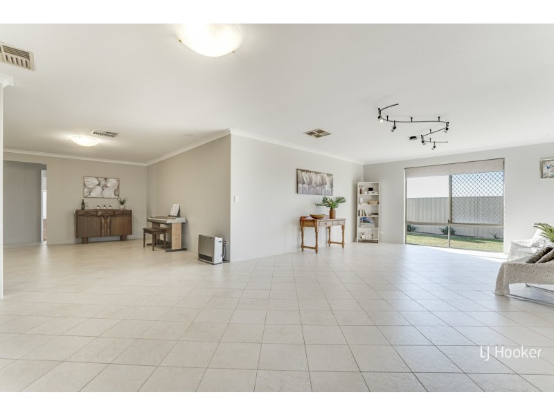 6 Holyrood Close, Orelia WA 6167