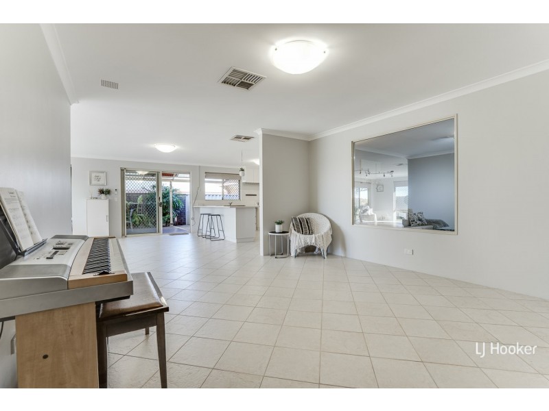 6 Holyrood Close, Orelia WA 6167