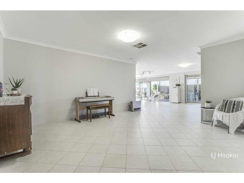 6 Holyrood Close, Orelia WA 6167