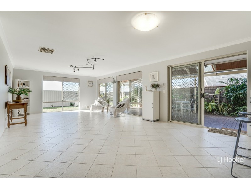 6 Holyrood Close, Orelia WA 6167