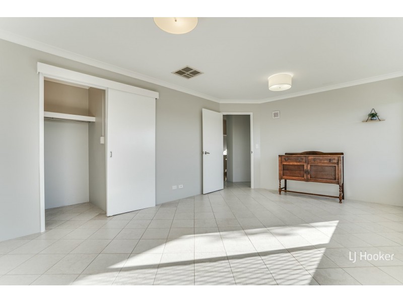 6 Holyrood Close, Orelia WA 6167