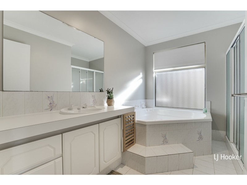 6 Holyrood Close, Orelia WA 6167