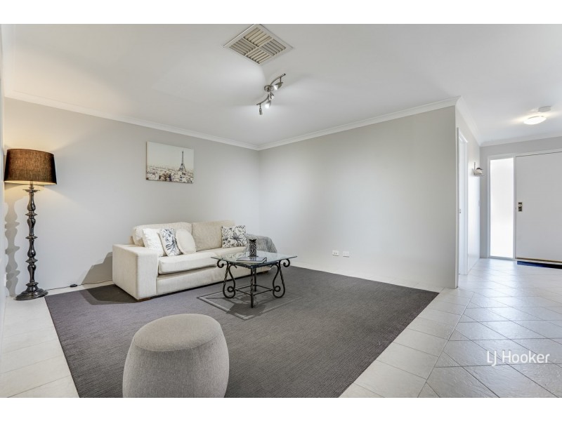 6 Holyrood Close, Orelia WA 6167