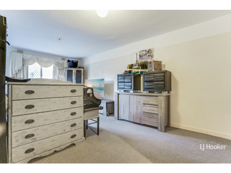 8/4 Canham Way, Orelia WA 6167