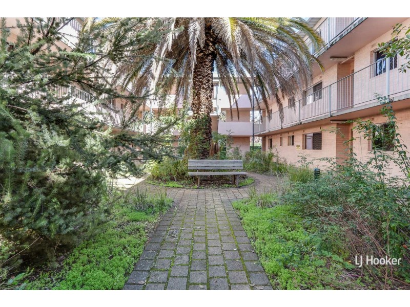 8/4 Canham Way, Orelia WA 6167