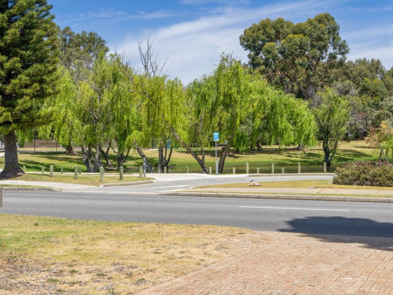 8 Chelmsford Avenue, Port Kennedy WA 6172