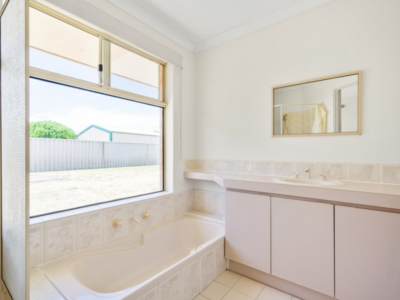 8 Chelmsford Avenue, Port Kennedy WA 6172