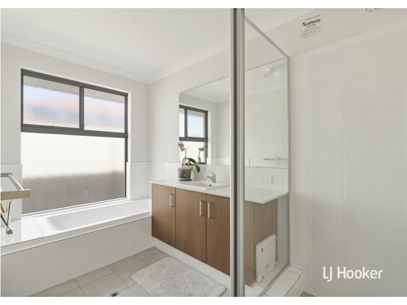 5 Alton Way, Parmelia WA 6167
