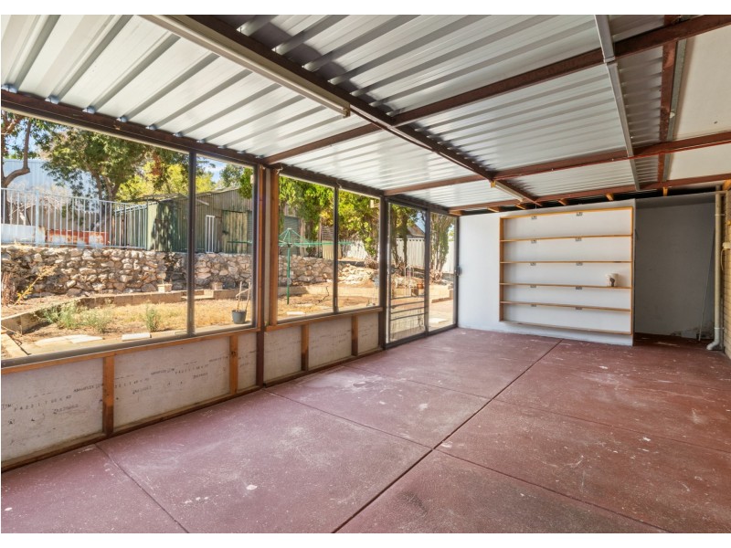 12 Woodley Way, Parmelia WA 6167
