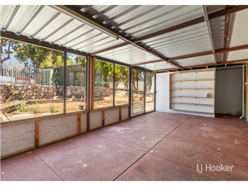 12 Woodley Way, Parmelia WA 6167