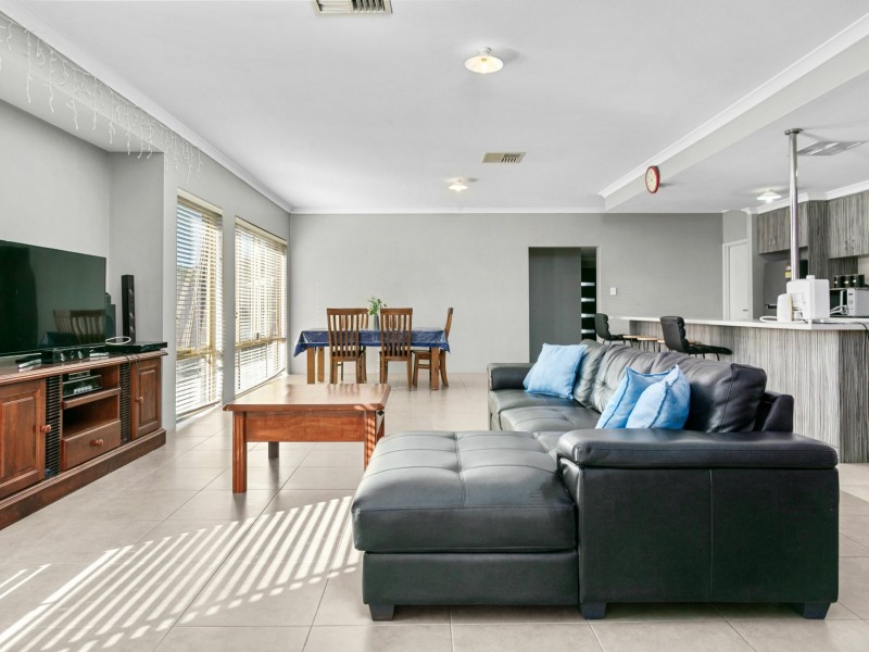 4 Lakewood Grove, Bertram WA 6167