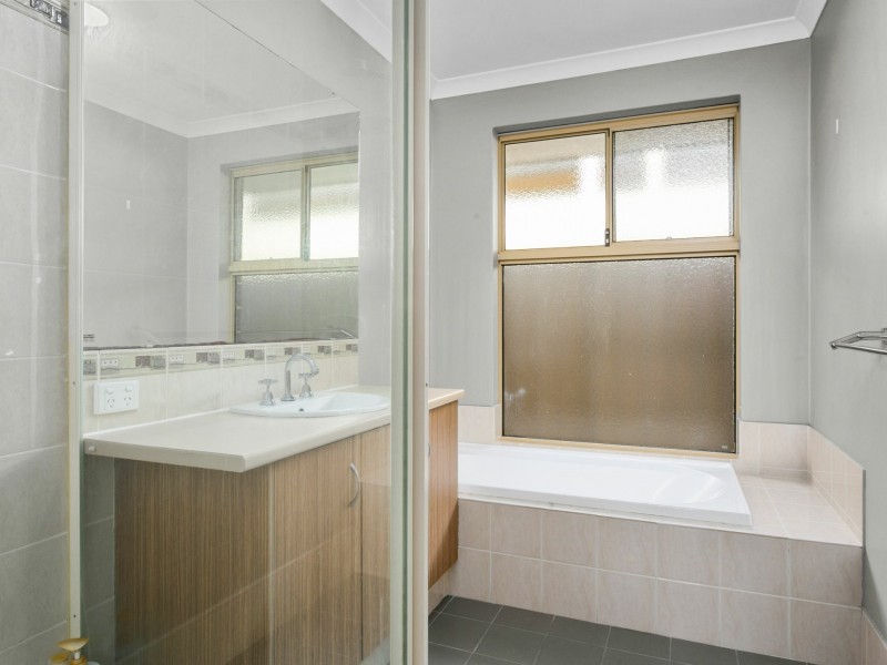 4 Lakewood Grove, Bertram WA 6167