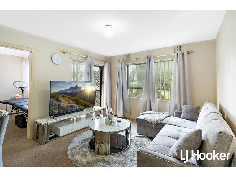 16/4 Canham way, Orelia WA 6167