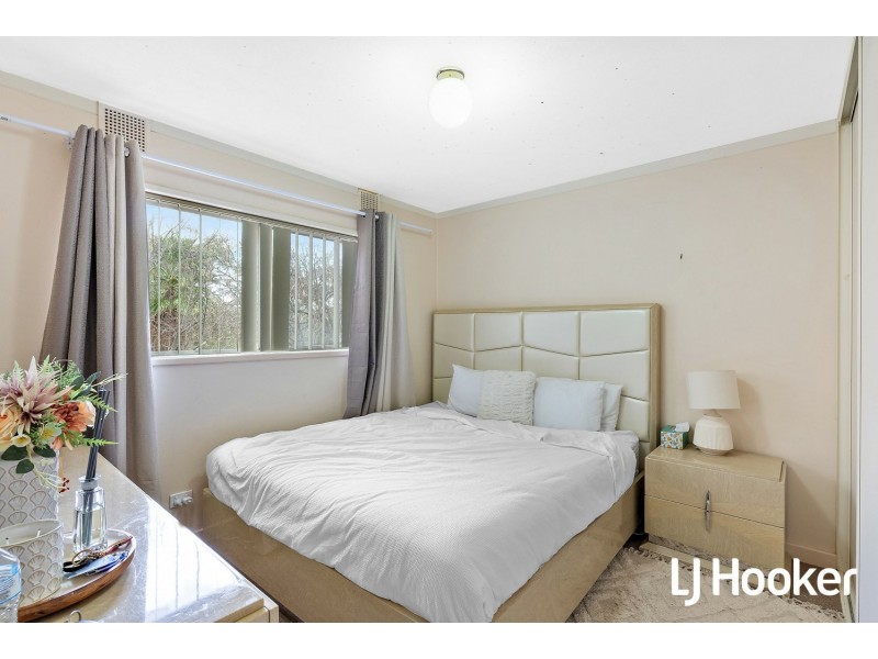 16/4 Canham way, Orelia WA 6167