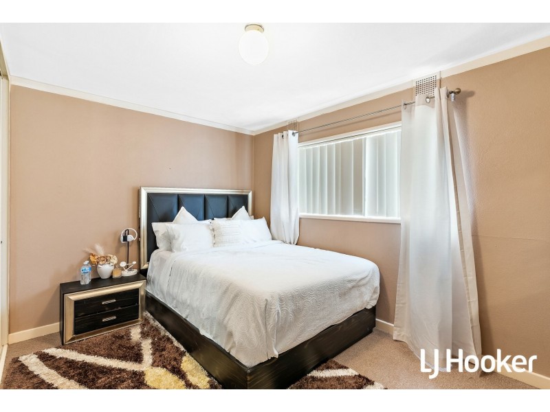 16/4 Canham way, Orelia WA 6167