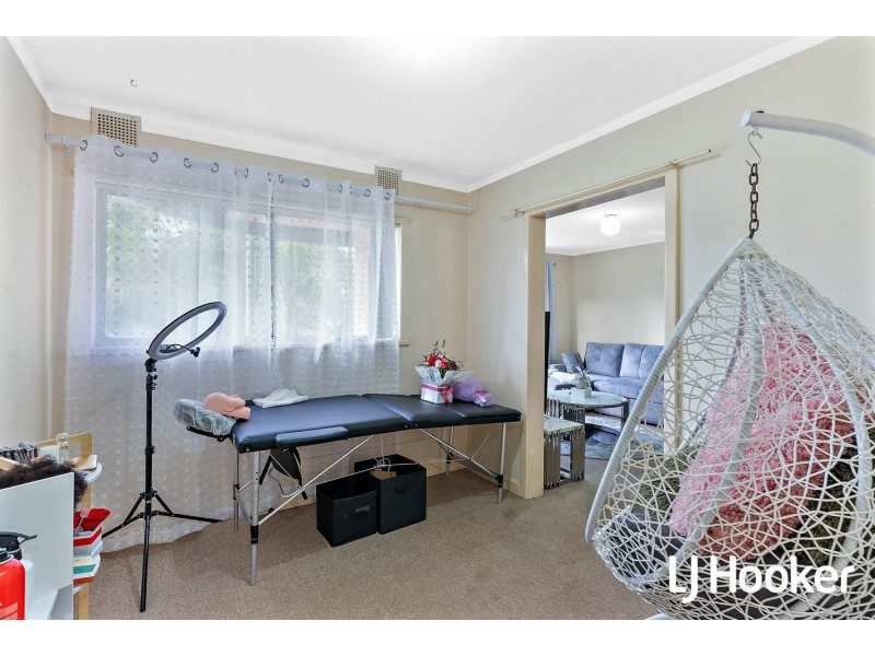 16/4 Canham way, Orelia WA 6167
