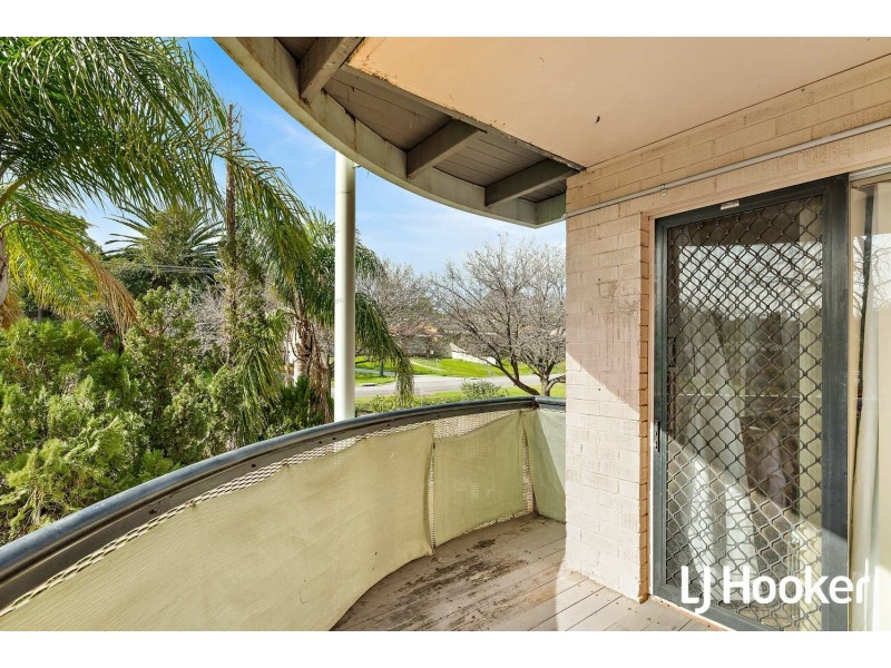 16/4 Canham way, Orelia WA 6167