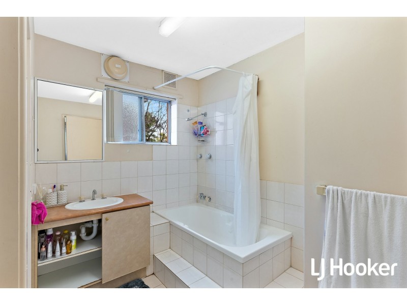16/4 Canham way, Orelia WA 6167