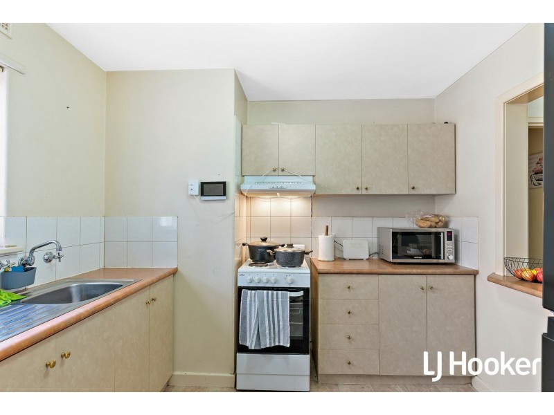 16/4 Canham way, Orelia WA 6167