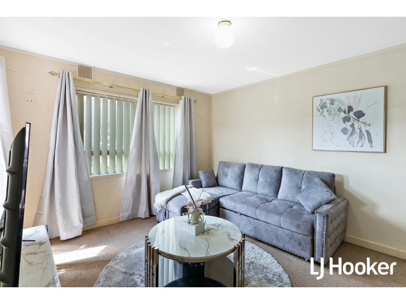 16/4 Canham way, Orelia WA 6167