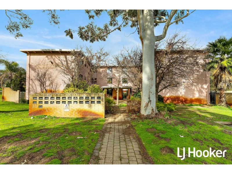 16/4 Canham way, Orelia WA 6167