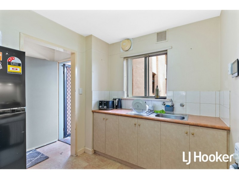 16/4 Canham way, Orelia WA 6167