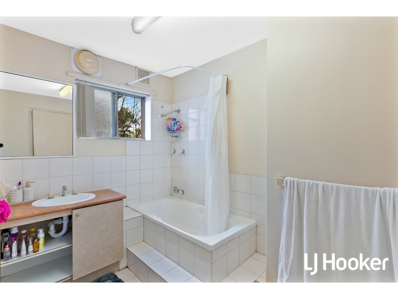 16/4 Canham way, Orelia WA 6167