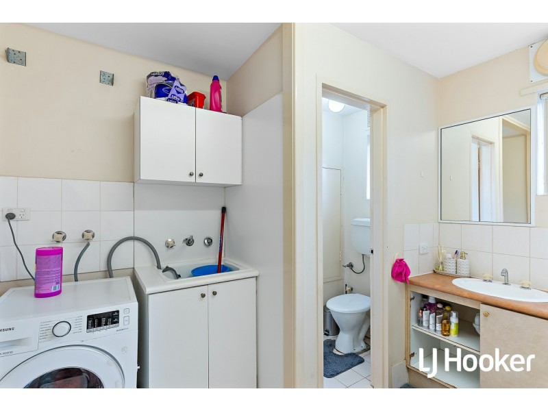 16/4 Canham way, Orelia WA 6167