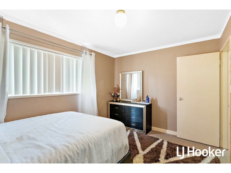 16/4 Canham way, Orelia WA 6167