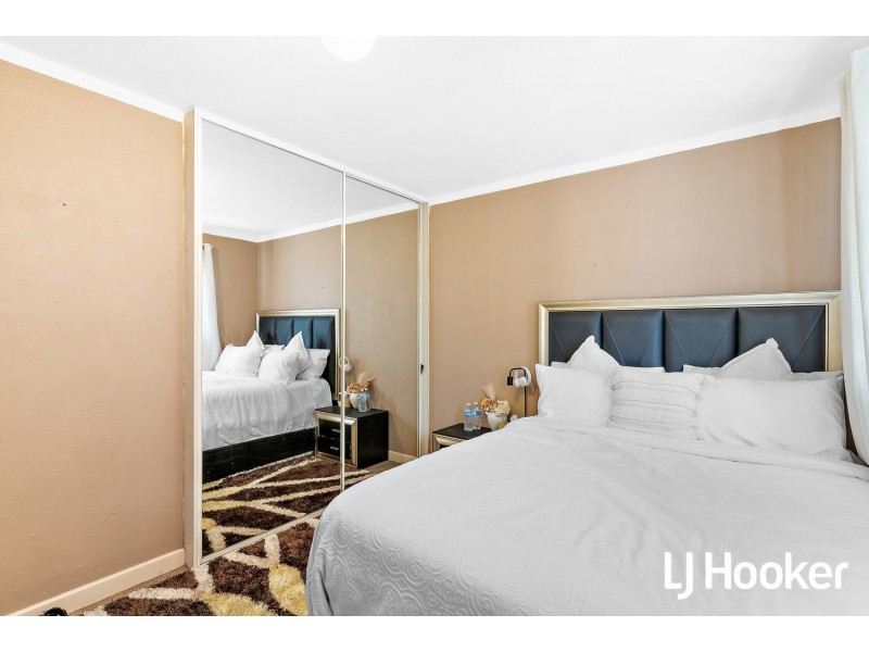 16/4 Canham way, Orelia WA 6167