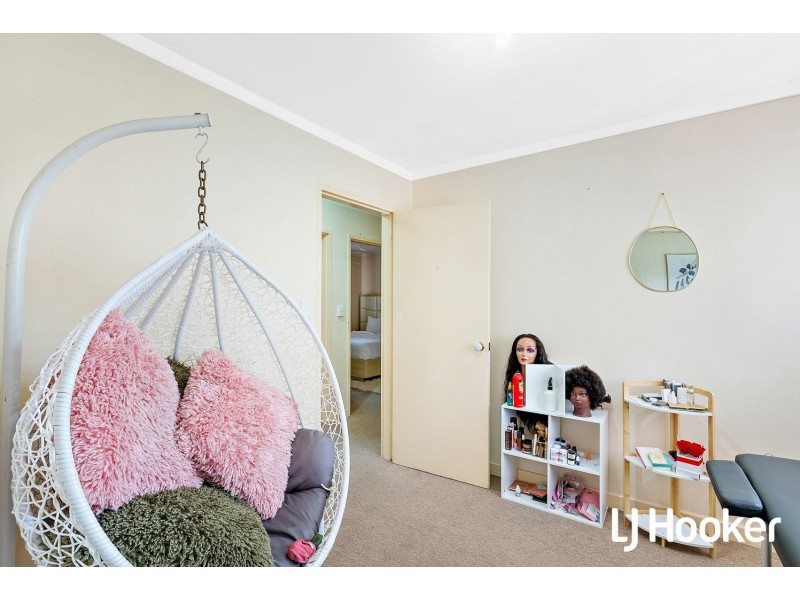 16/4 Canham way, Orelia WA 6167