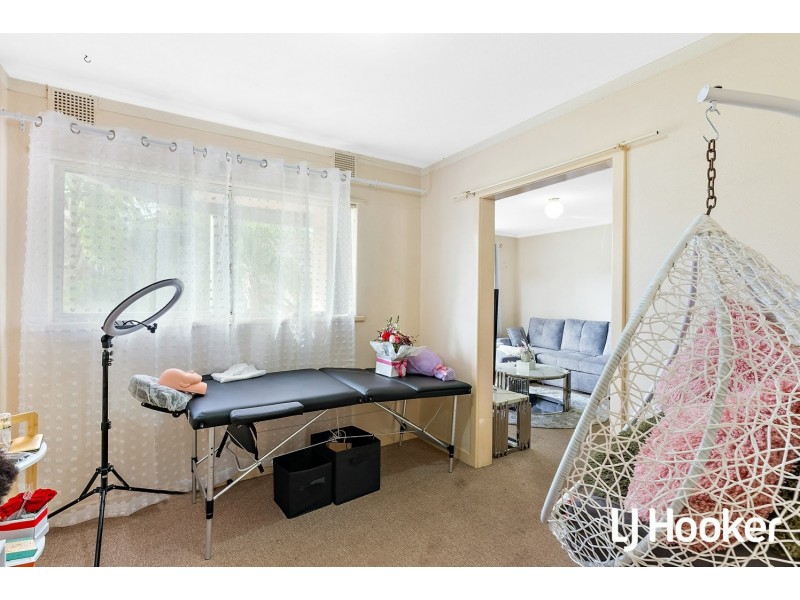 16/4 Canham way, Orelia WA 6167