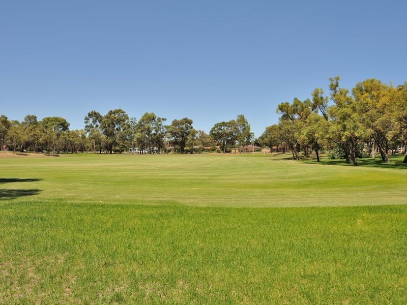 37 Rhodes Cres, Calista WA 6167