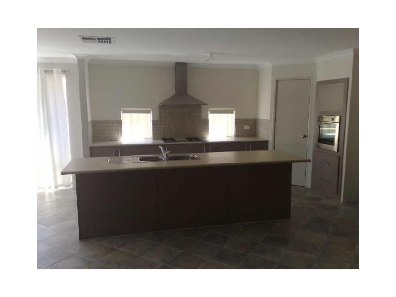 15 Fareham Crescent, Wellard WA 6170