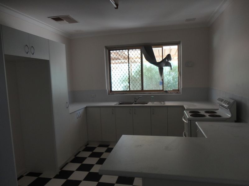 35 Rhodes Crescent, Calista WA 6167