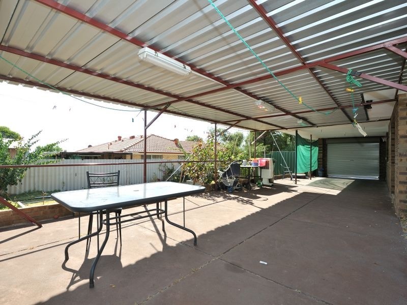 11 Nutcher Way, Parmelia WA 6167