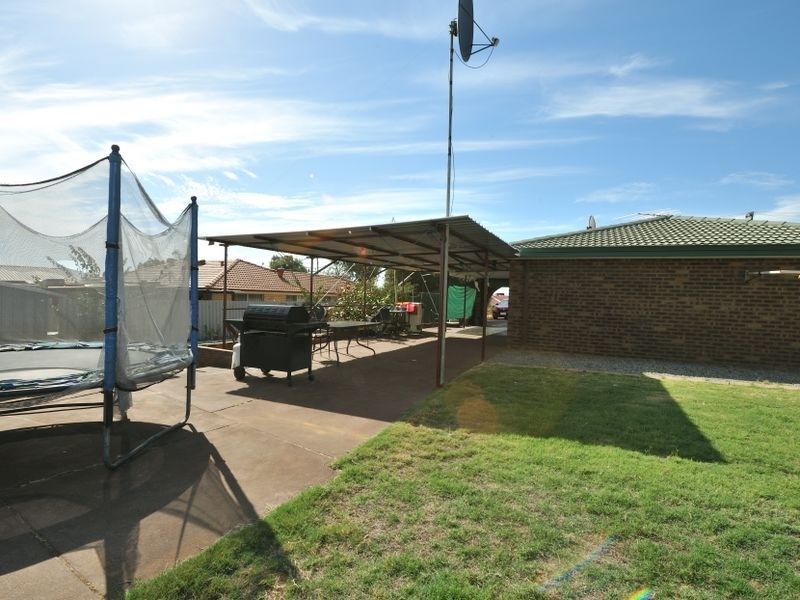 11 Nutcher Way, Parmelia WA 6167