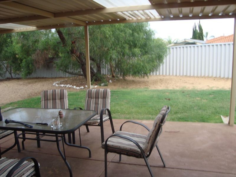 8 Werloo Court, Leda WA 6170