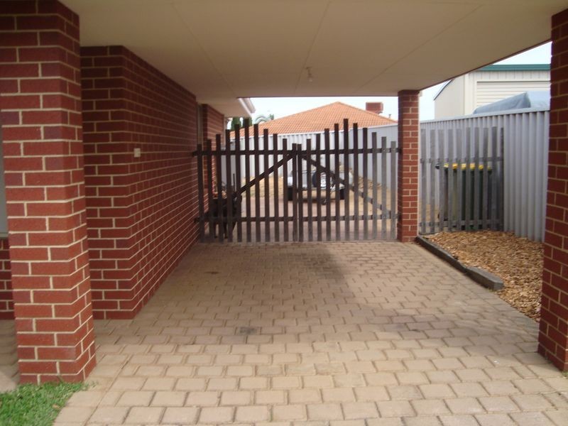 8 Werloo Court, Leda WA 6170