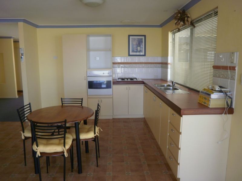 34 Oakfield Gardens, Parmelia WA 6167