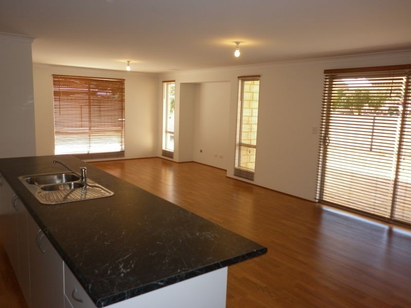 2 Garret Corner, Parmelia WA 6167